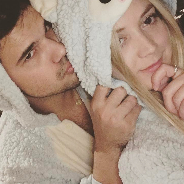 Billie Lourd, Taylor Lautner Billie Lourd, Taylor Lautner